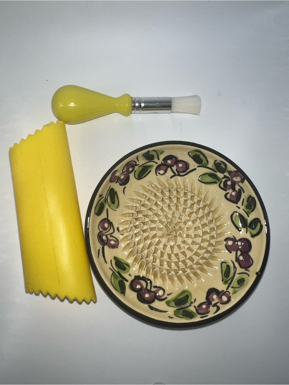 Ceramic garlic/ginger grater plate with silicone peeler tube and brush
